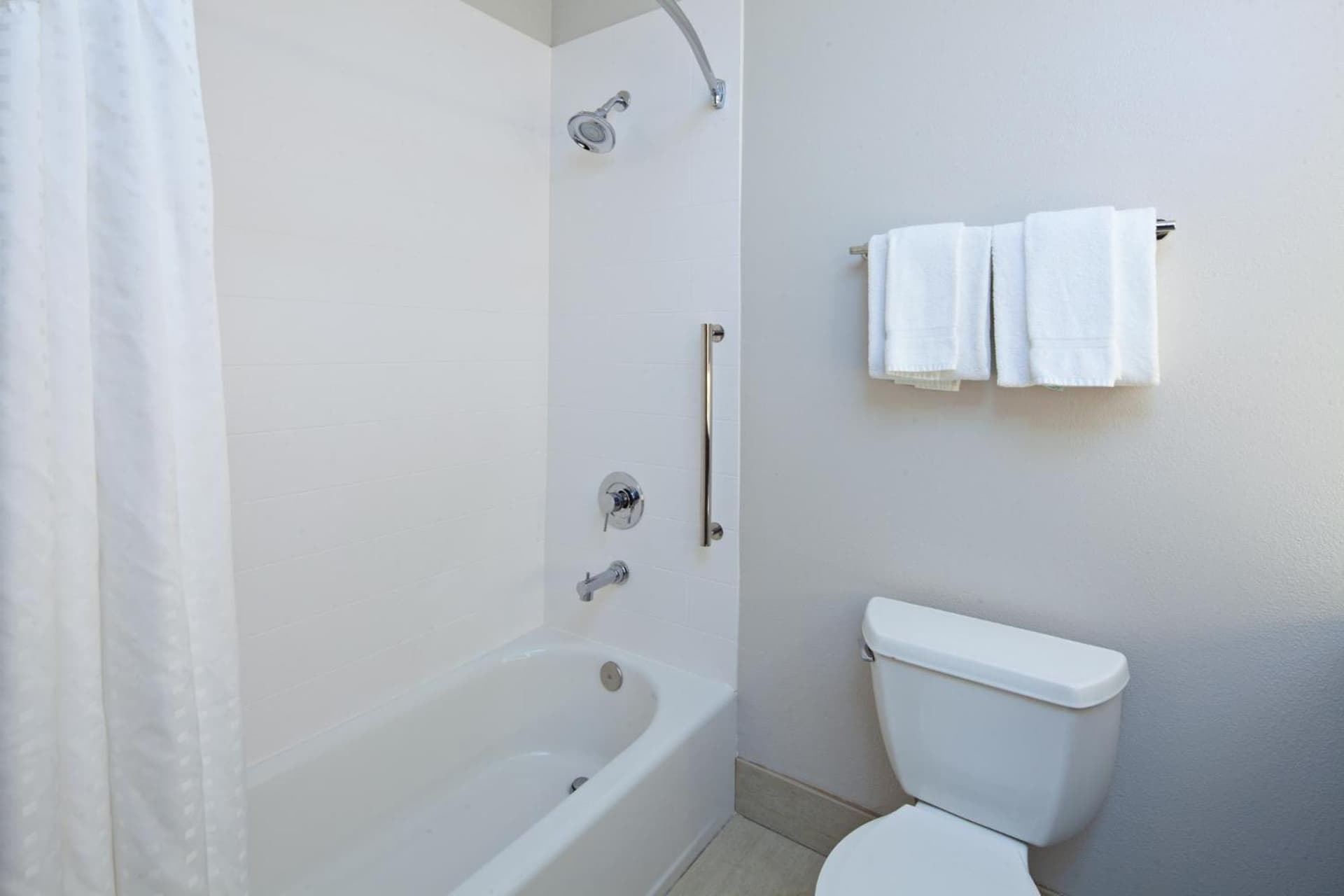 Holiday Inn Express & Suites Rancho Mirage - Palm Spgs Area by IHG property views in Rancho Mirage, CA — gallery photo 3