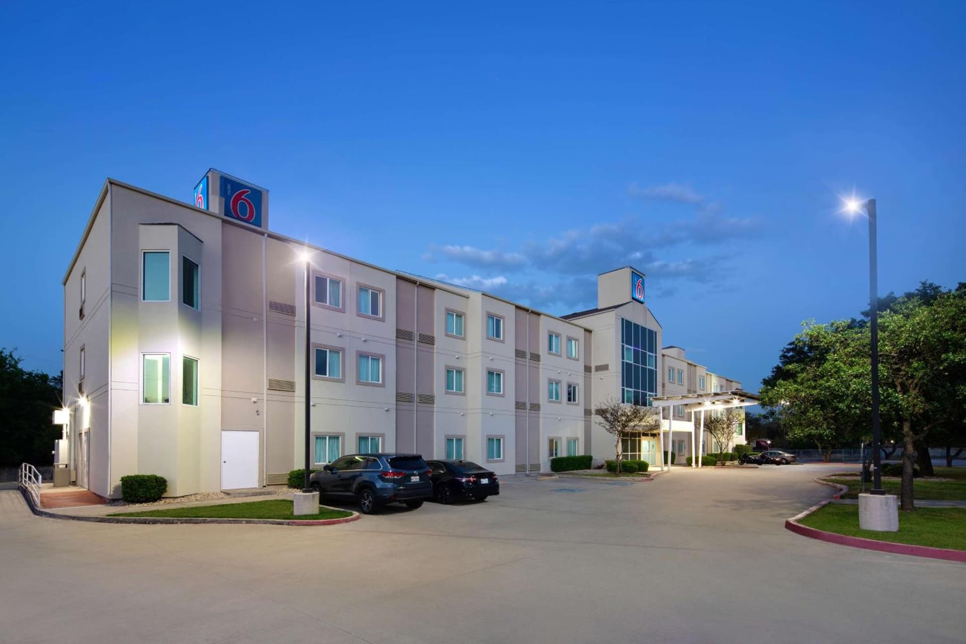Baymont by Wyndham San Antonio Airport interior in San Antonio, TX — gallery photo 2