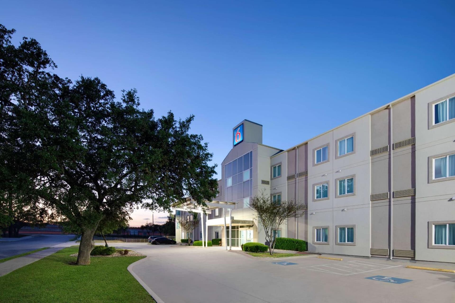 Baymont by Wyndham San Antonio Airport property views in San Antonio, TX — gallery photo 3