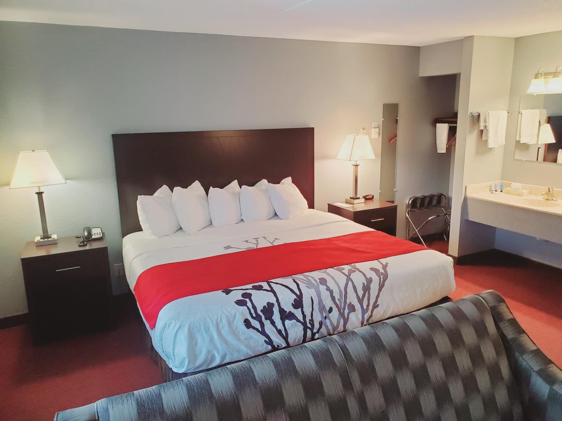 Blackstone Lodge and Suites property views in Lead, SD — gallery photo 3