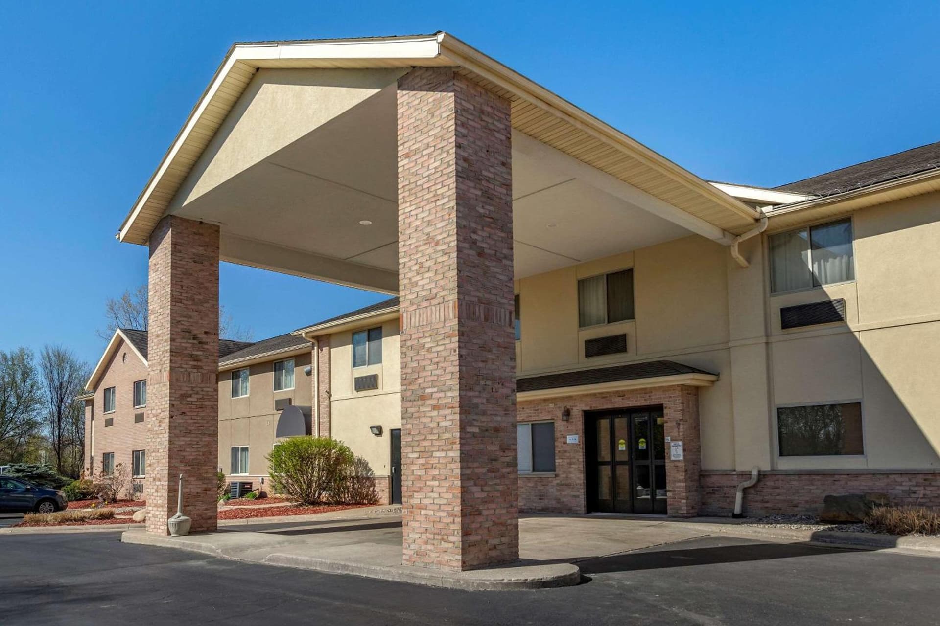 Comfort Inn & Suites Paw Paw property views in Paw Paw, MI — gallery photo 3