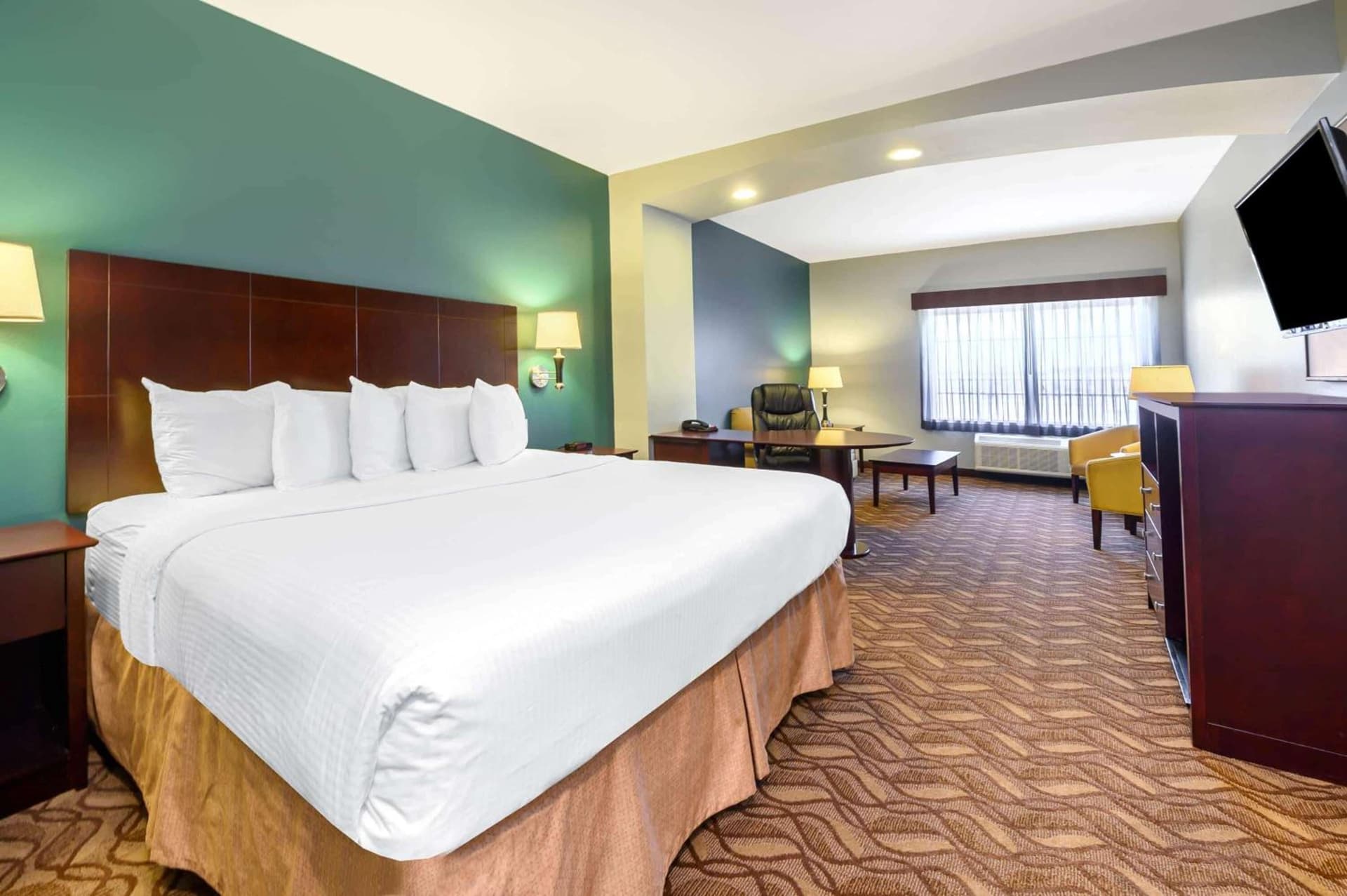 La Quinta Inn & Suites by Wyndham Longview North interior in Longview, TX — gallery photo 2