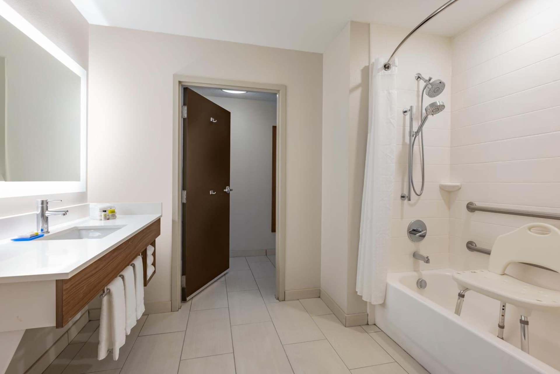 Holiday Inn Express Hotel & Suites Opelika Auburn by IHG gallery photo in Opelika, AL — image 12