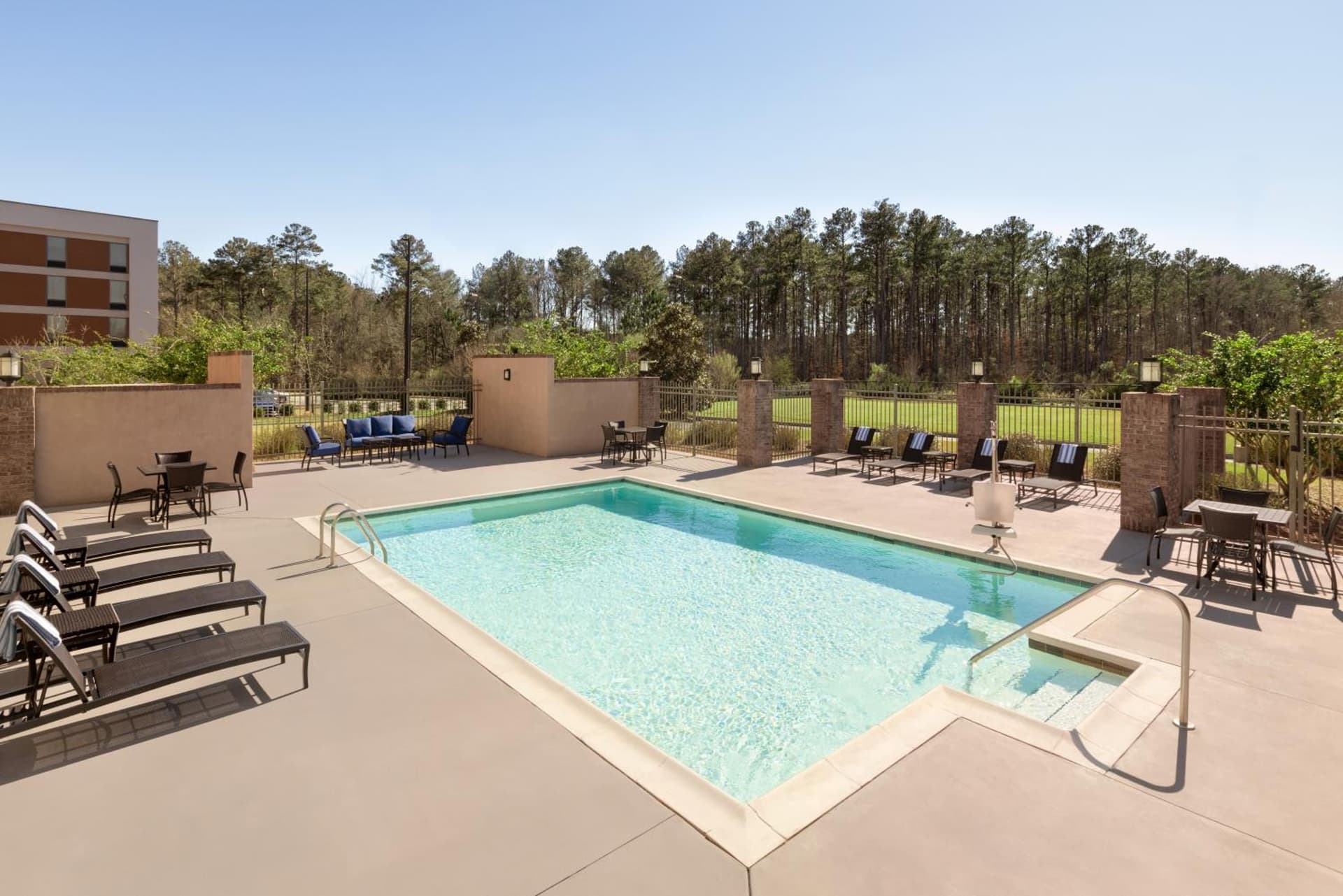 Holiday Inn Express Hotel & Suites Opelika Auburn by IHG gallery photo in Opelika, AL — image 109