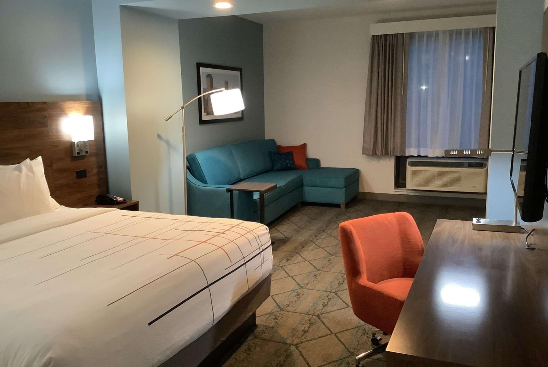 La Quinta Inn & Suites by Wyndham Littleton-Red Rocks interior in Littleton, CO — gallery photo 2