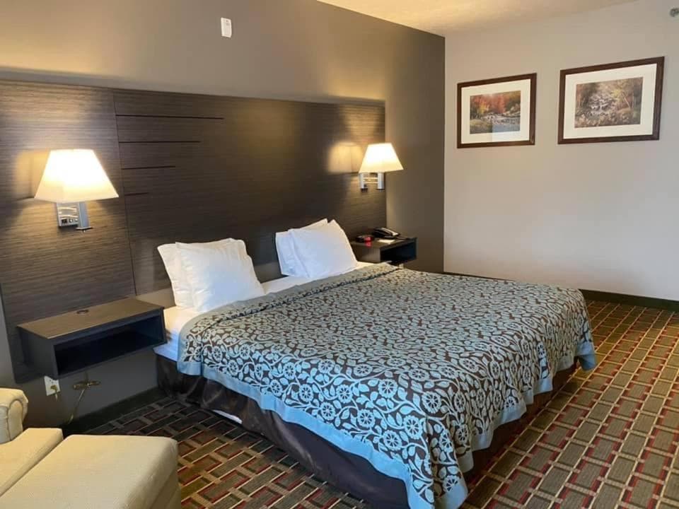 Days Inn by Wyndham Pentwater gallery photo in Pentwater, MI — image 22