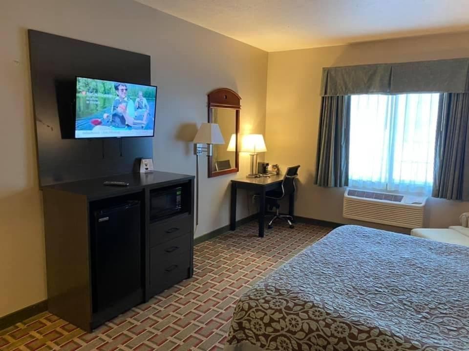 Days Inn by Wyndham Pentwater gallery photo in Pentwater, MI — image 30