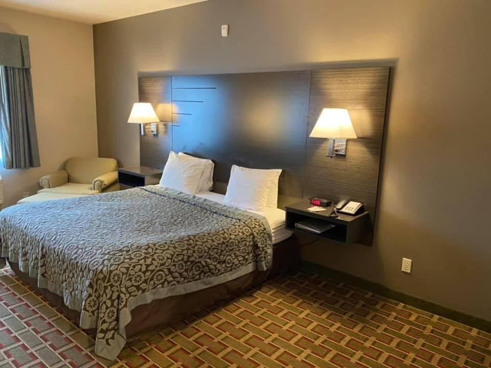 Days Inn by Wyndham Pentwater gallery photo in Pentwater, MI — image 12