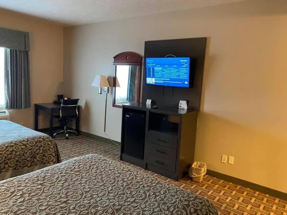 Days Inn by Wyndham Pentwater gallery photo in Pentwater, MI — image 38