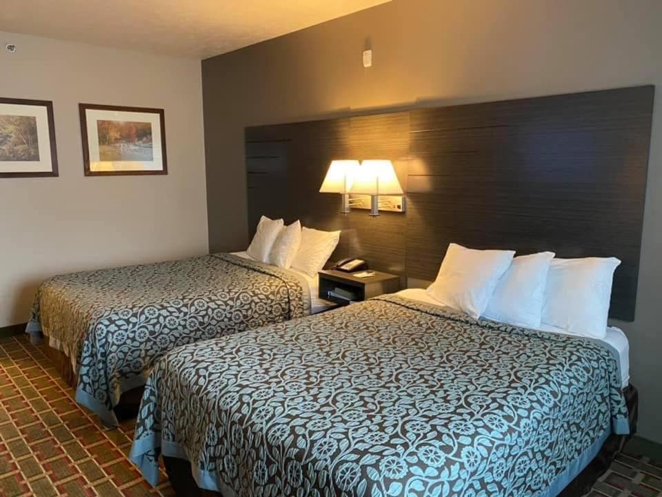 Days Inn by Wyndham Pentwater gallery photo in Pentwater, MI — image 15