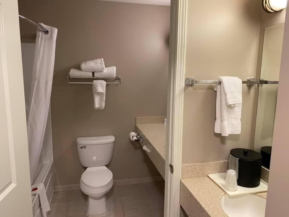 Days Inn by Wyndham Pentwater gallery photo in Pentwater, MI — image 7