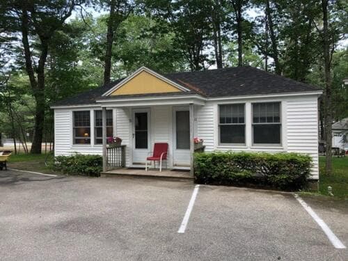 Hanscom's Motel & Cottages featured exterior or lobby in Bar Harbor — similar hotel