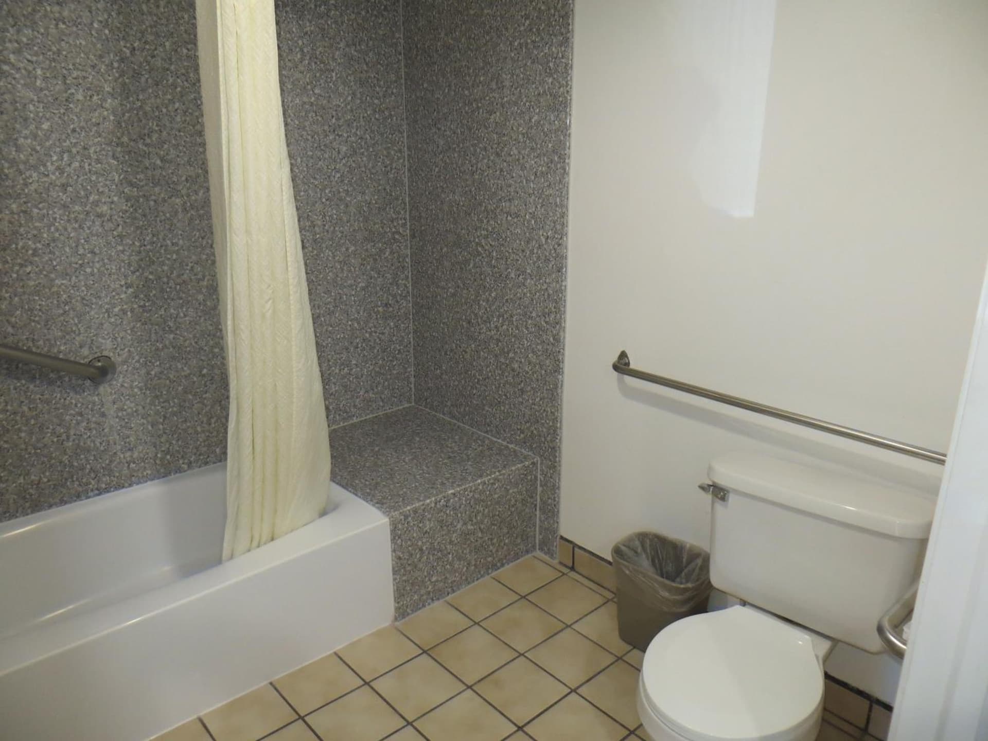 Riverside Inn & Suites gallery photo in Riverside, CA — image 13