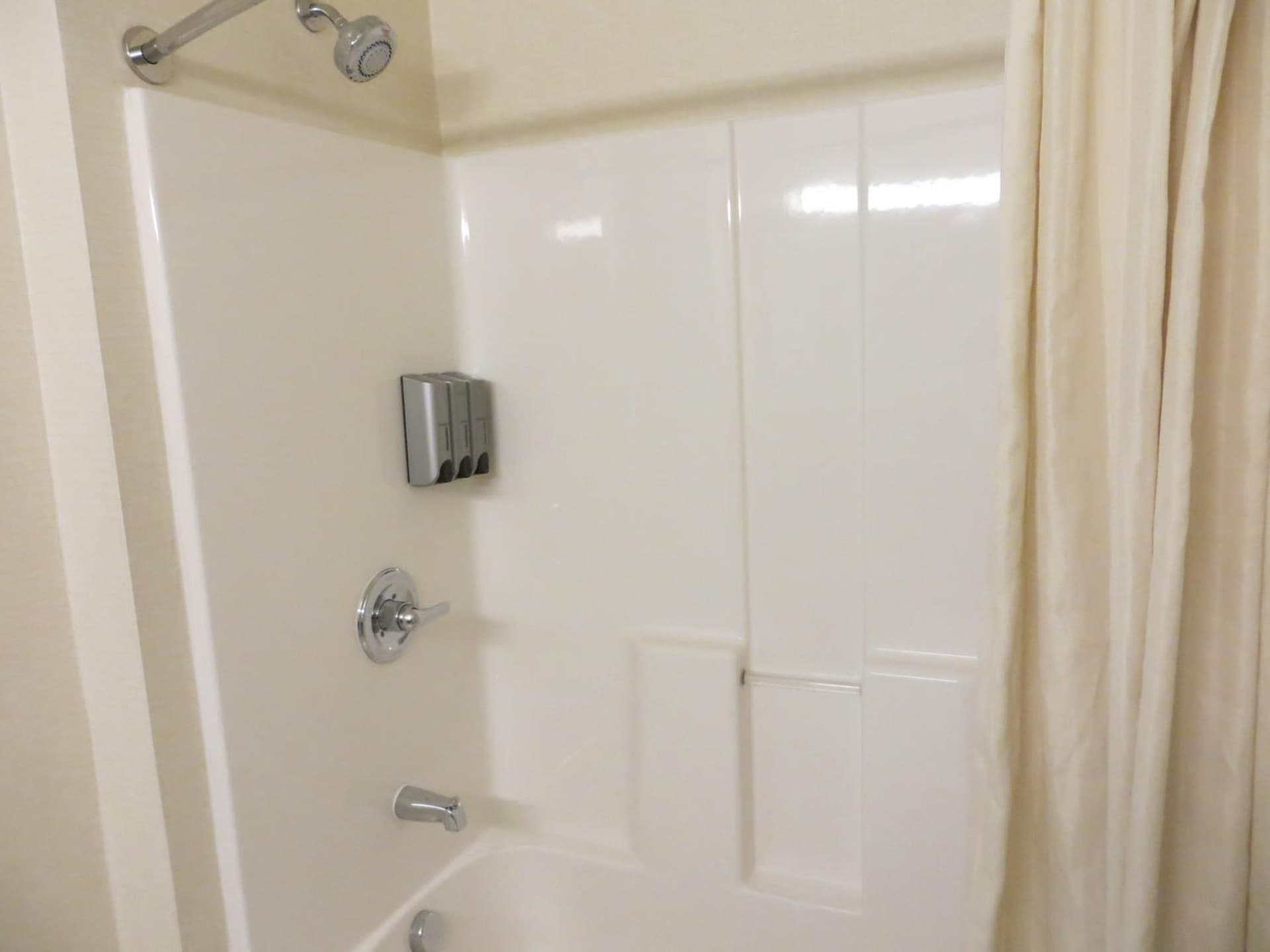 Best Western Plus Lake Elsinore Inn & Suites interior in Lake Elsinore, CA — gallery photo 2