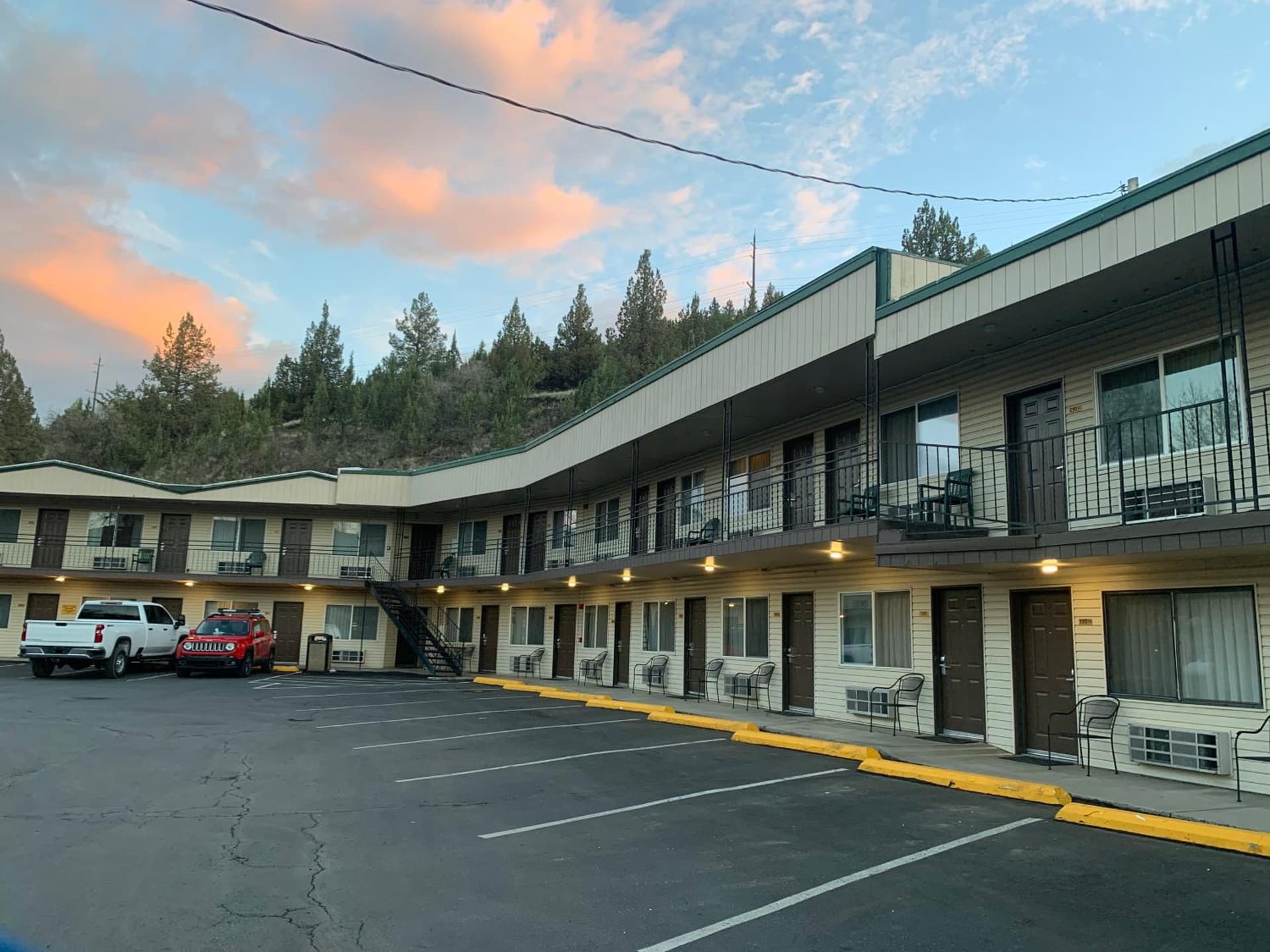 Sunset Inn - John Day featured exterior or lobby in John Day, OR — similar hotel