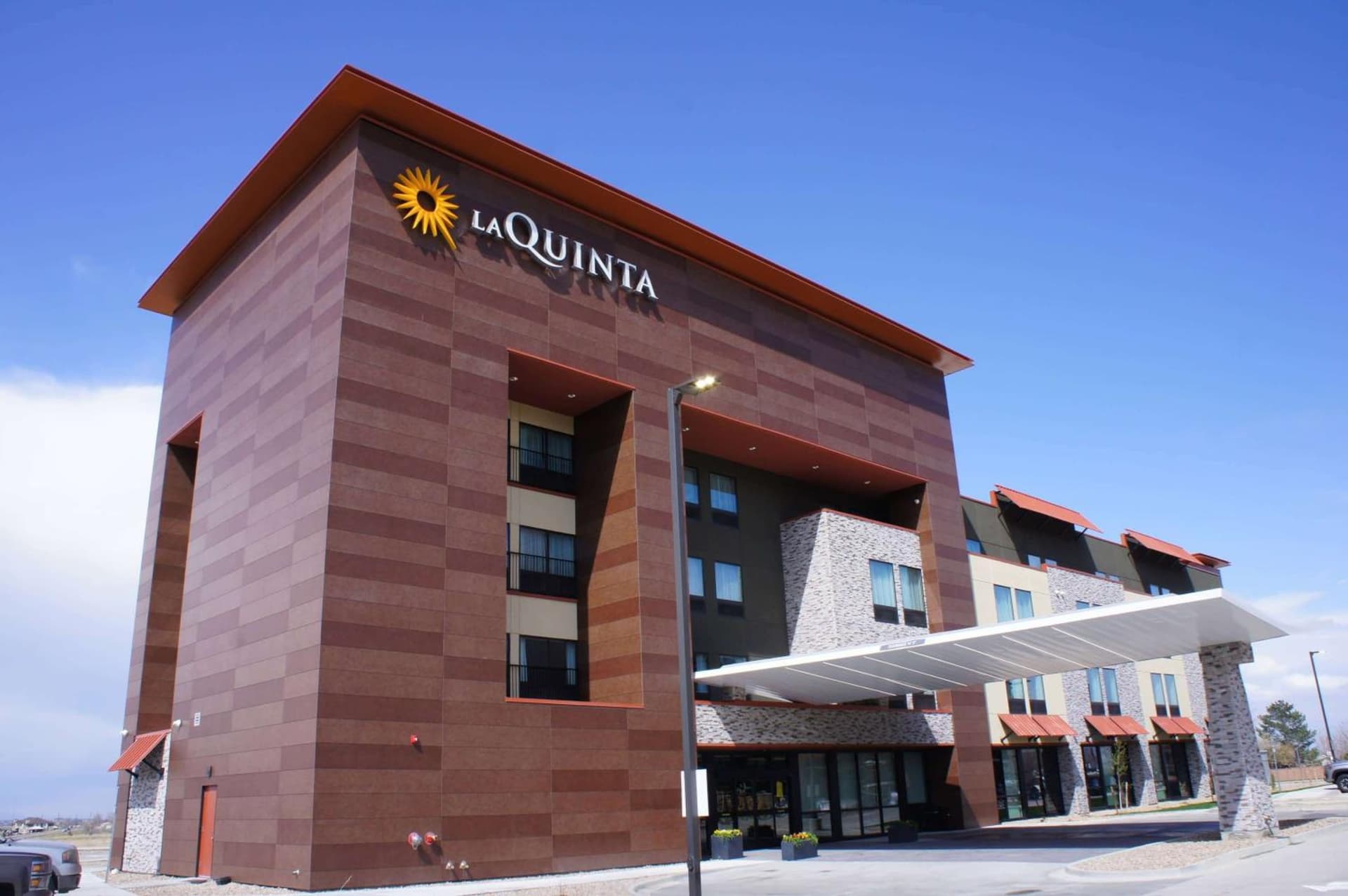 La Quinta Inn & Suites by Wyndham Littleton-Red Rocks interior in Littleton, CO — gallery photo 2