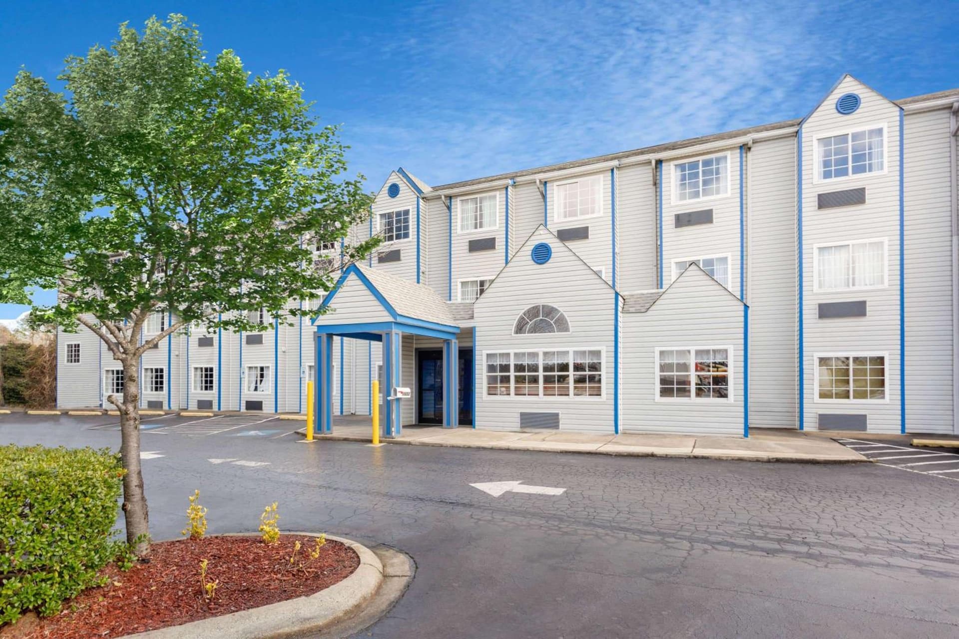 Microtel Inn & Suites by Wyndham Matthews/Charlotte interior in Matthews, NC — gallery photo 2