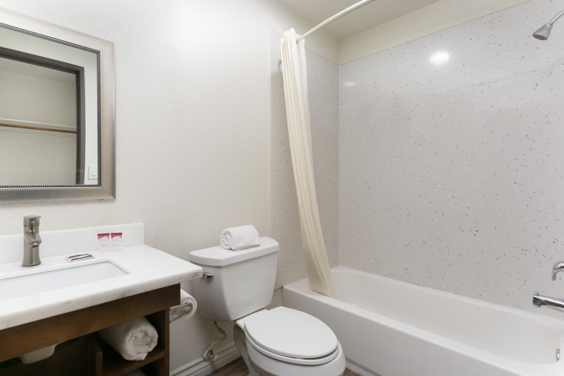 Waterloo Inn property views in Stockton, CA — gallery photo 3