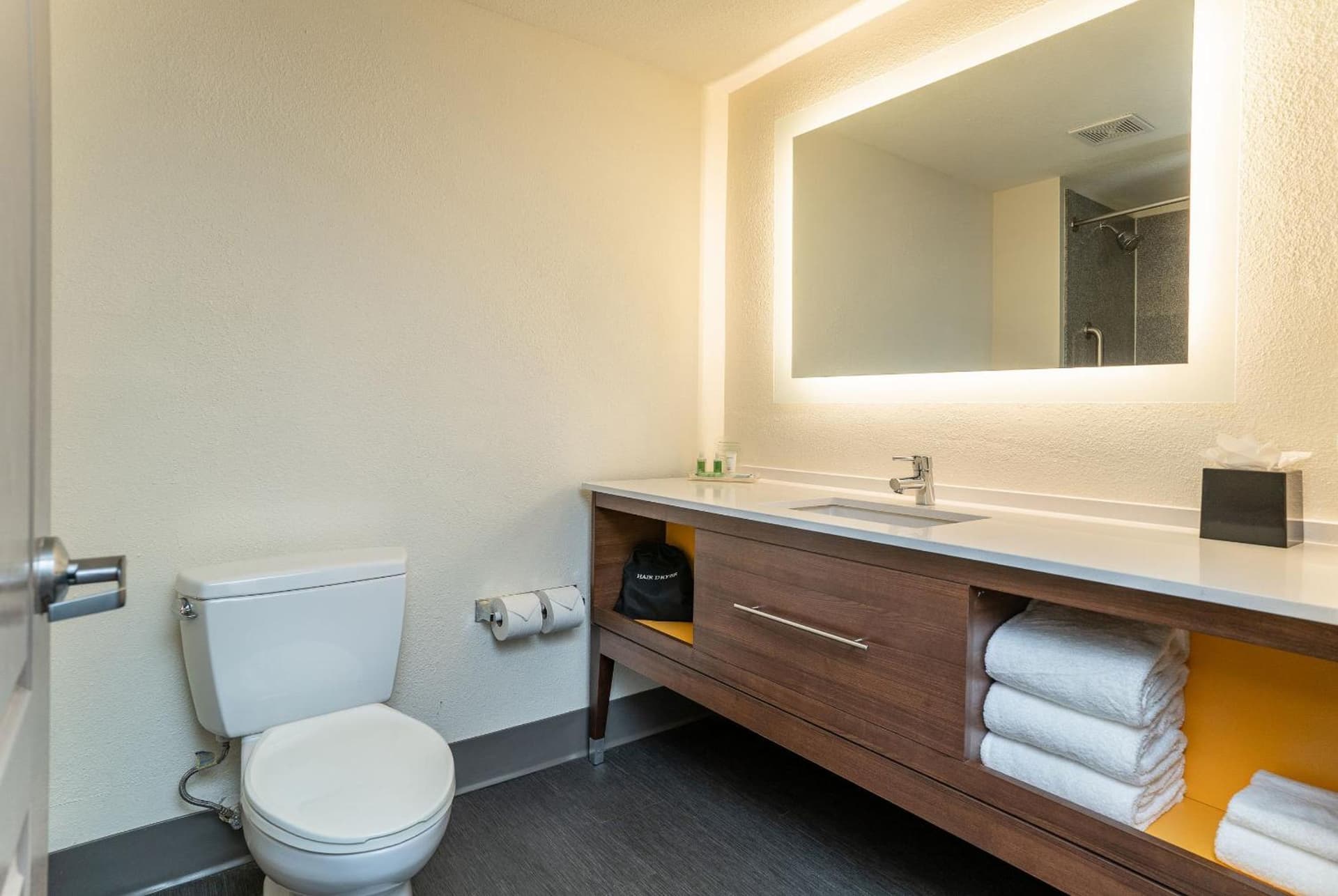 Holiday Inn Hotel & Suites Beaufort at Highway 21 by IHG interior in Beaufort, SC — gallery photo 2