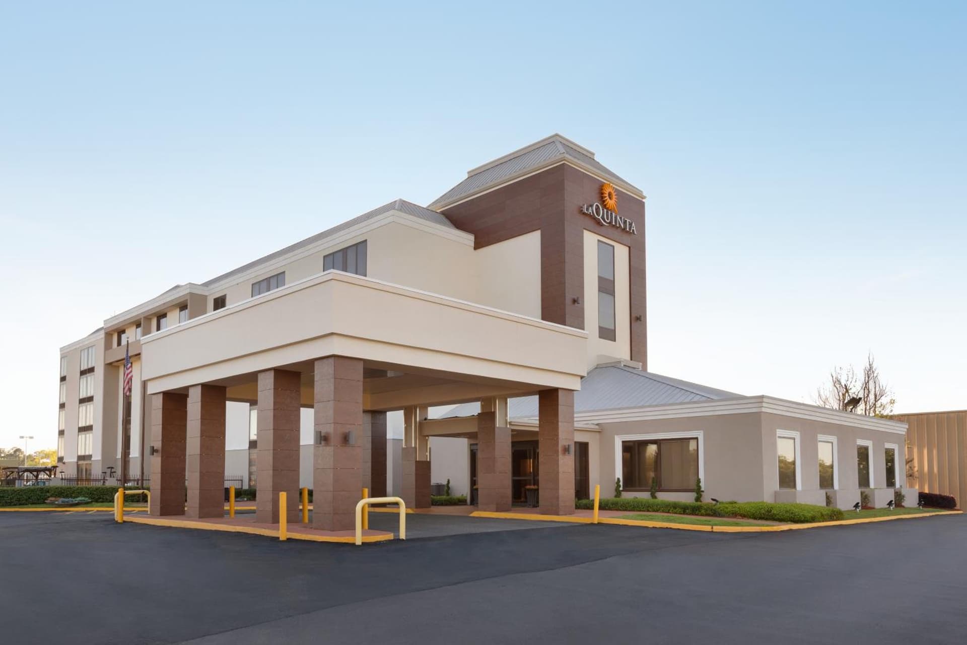 La Quinta inn & suites by Wyndham Dothan featured exterior or lobby in Dothan, AL — similar hotel