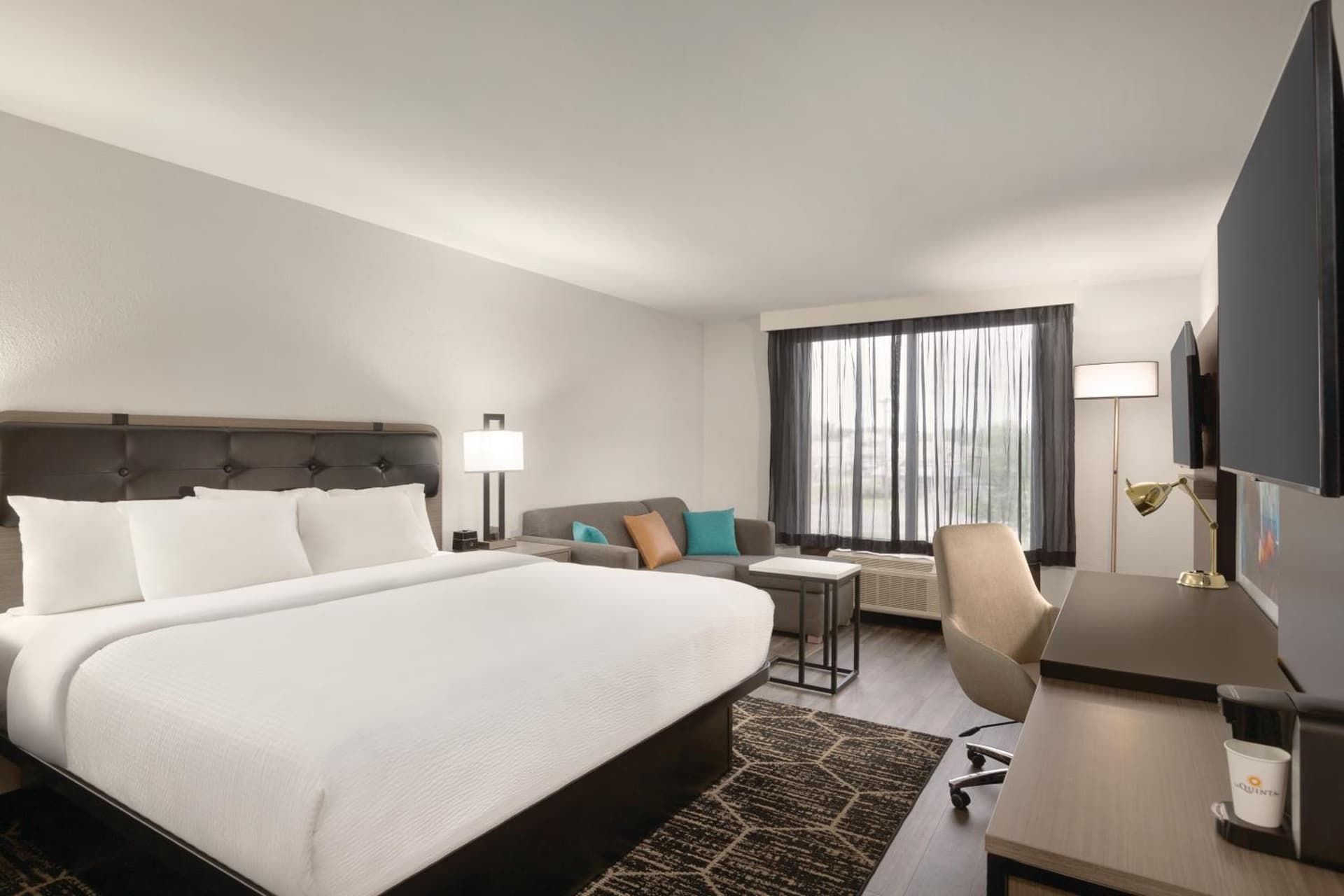 La Quinta inn & suites by Wyndham Dothan interior in Dothan, AL — gallery photo 2