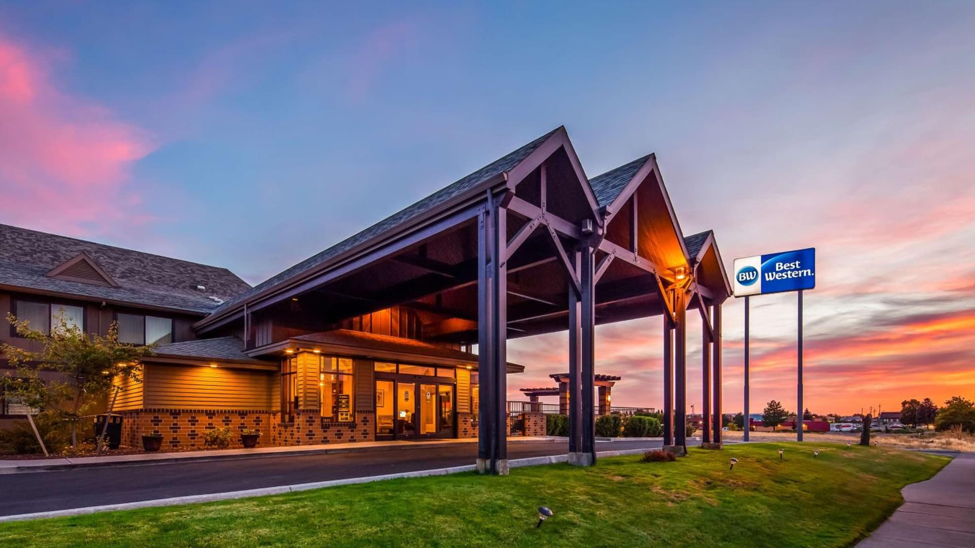 Best Western Pendleton Inn featured exterior or lobby in Pendleton, OR — similar hotel