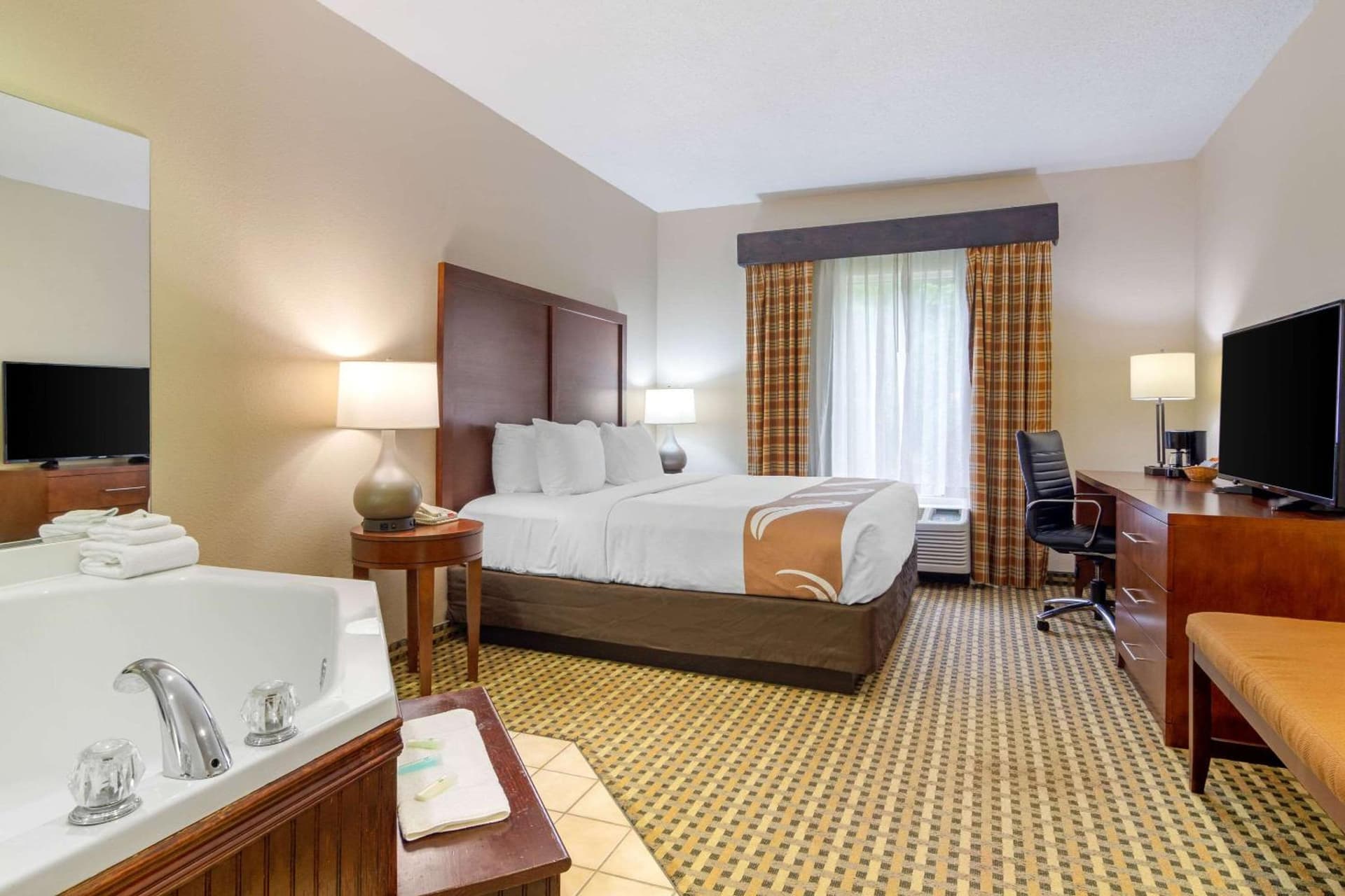 Quality Inn & Suites Decatur - Atlanta East property views in Decatur, GA — gallery photo 3