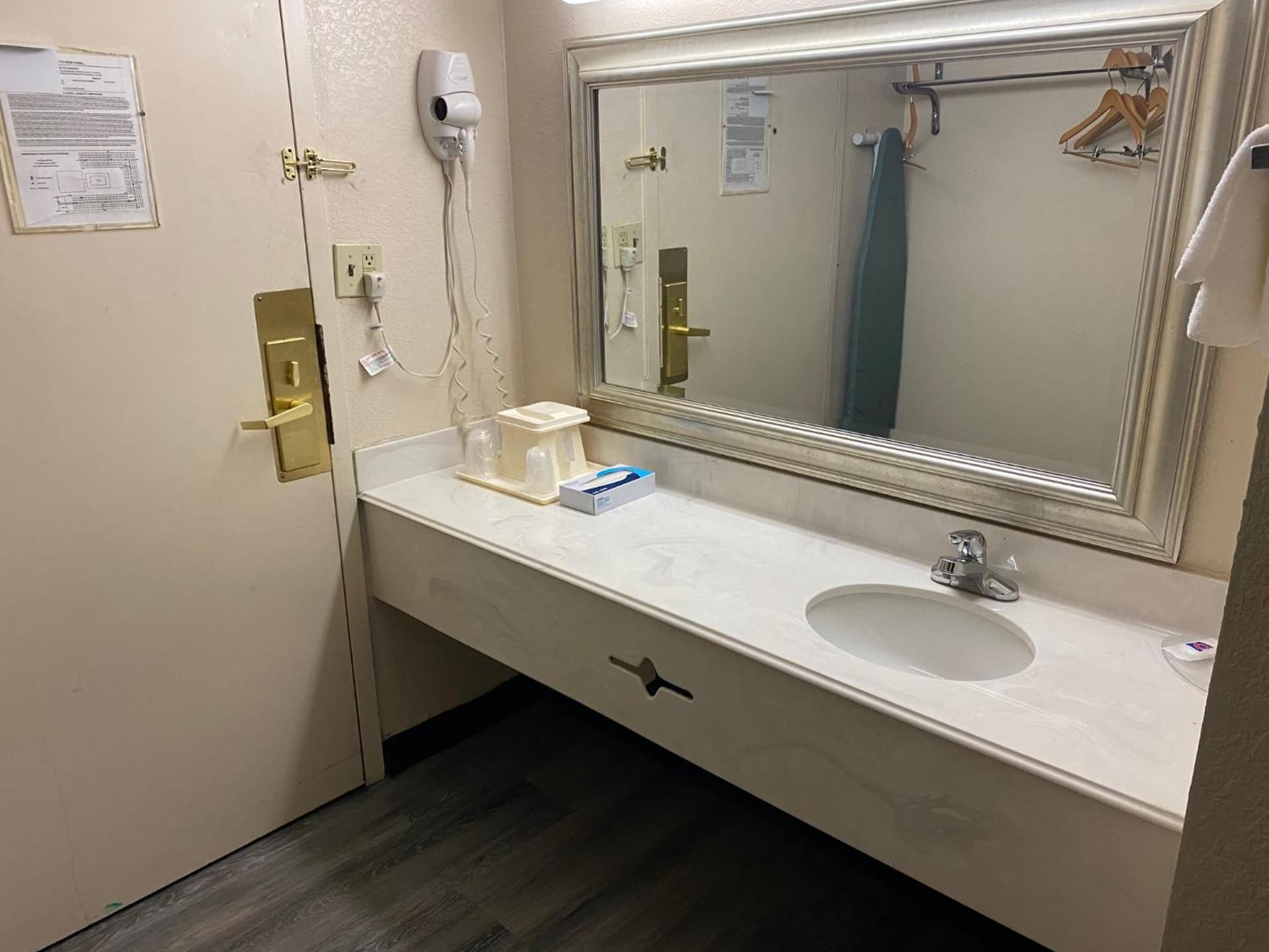 Motel 6 Rochester, NY - Airport gallery photo in Rochester, NY — image 29