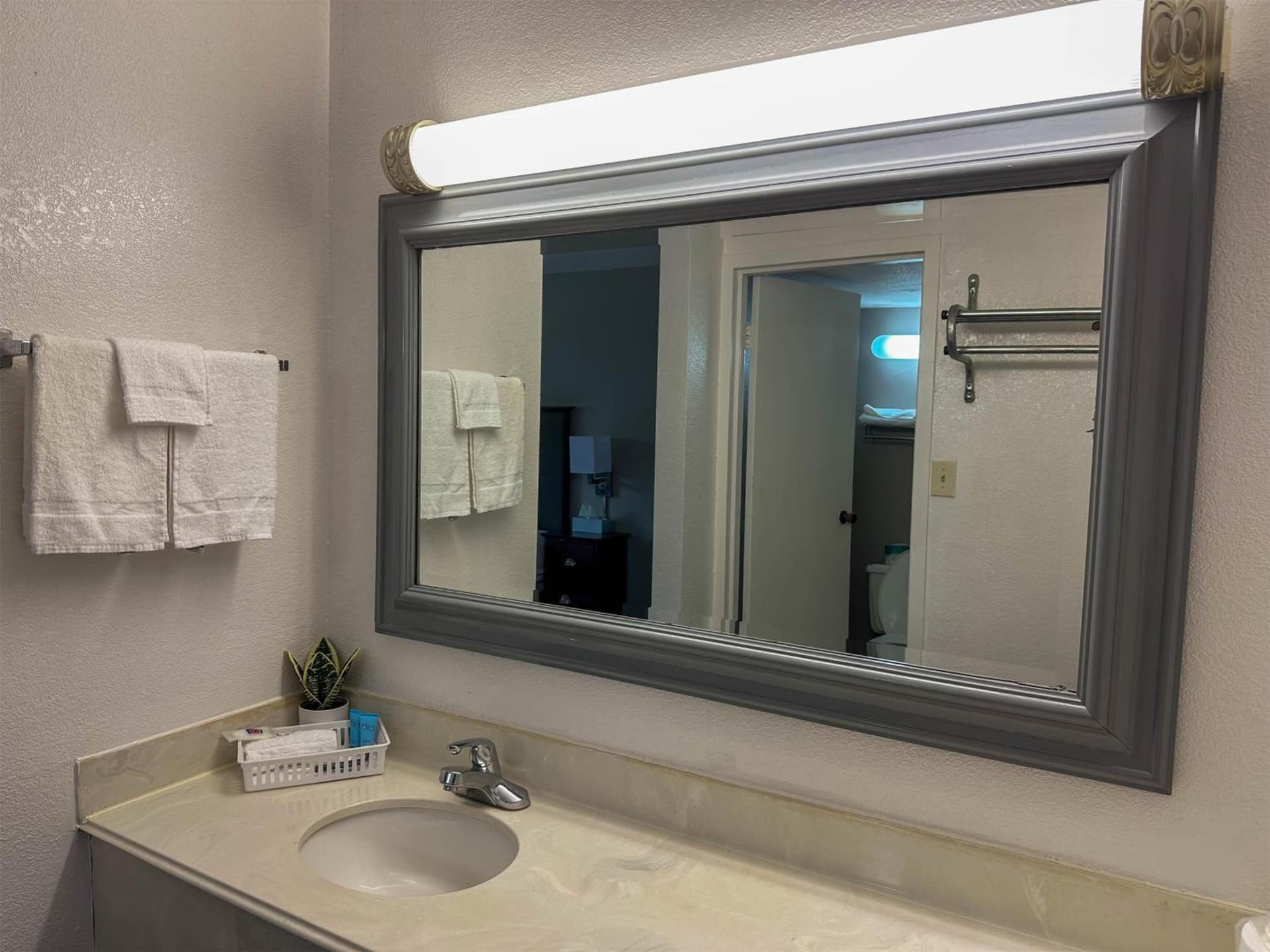 Motel 6 Rochester, NY - Airport gallery photo in Rochester, NY — image 31