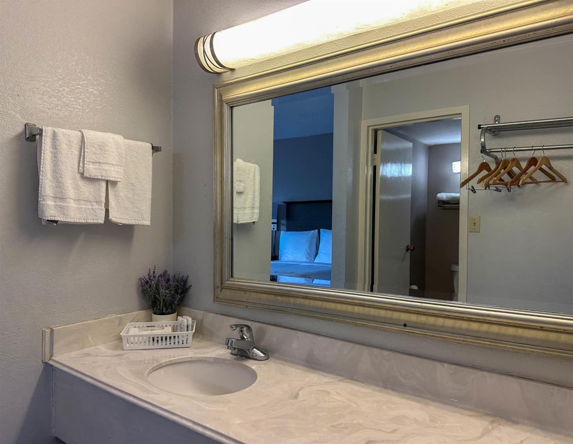 Motel 6 Rochester, NY - Airport gallery photo in Rochester, NY — image 20