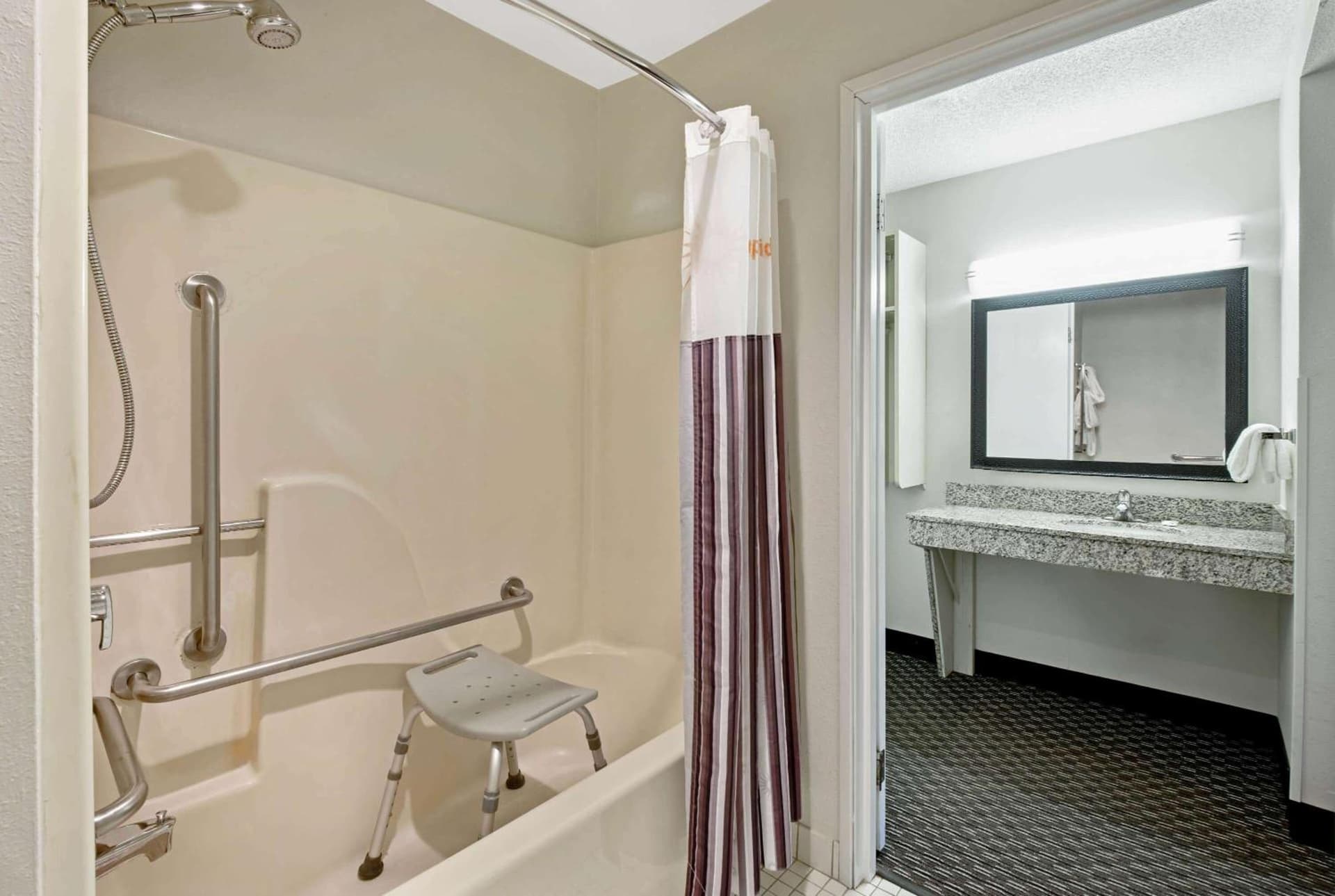 La Quinta by Wyndham Harrisburg Airport Hershey gallery photo in Harrisburg, PA — image 20
