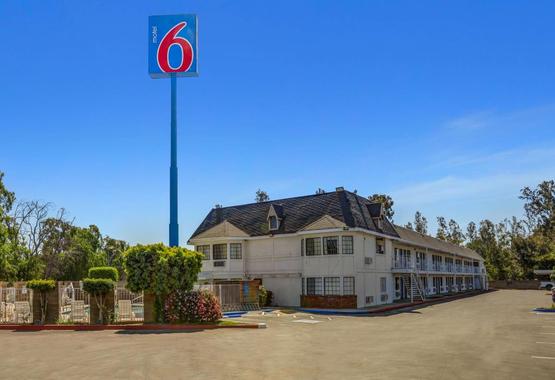 Motel 6-Fresno, CA - Belmont Ave property views in Fresno, CA — gallery photo 3