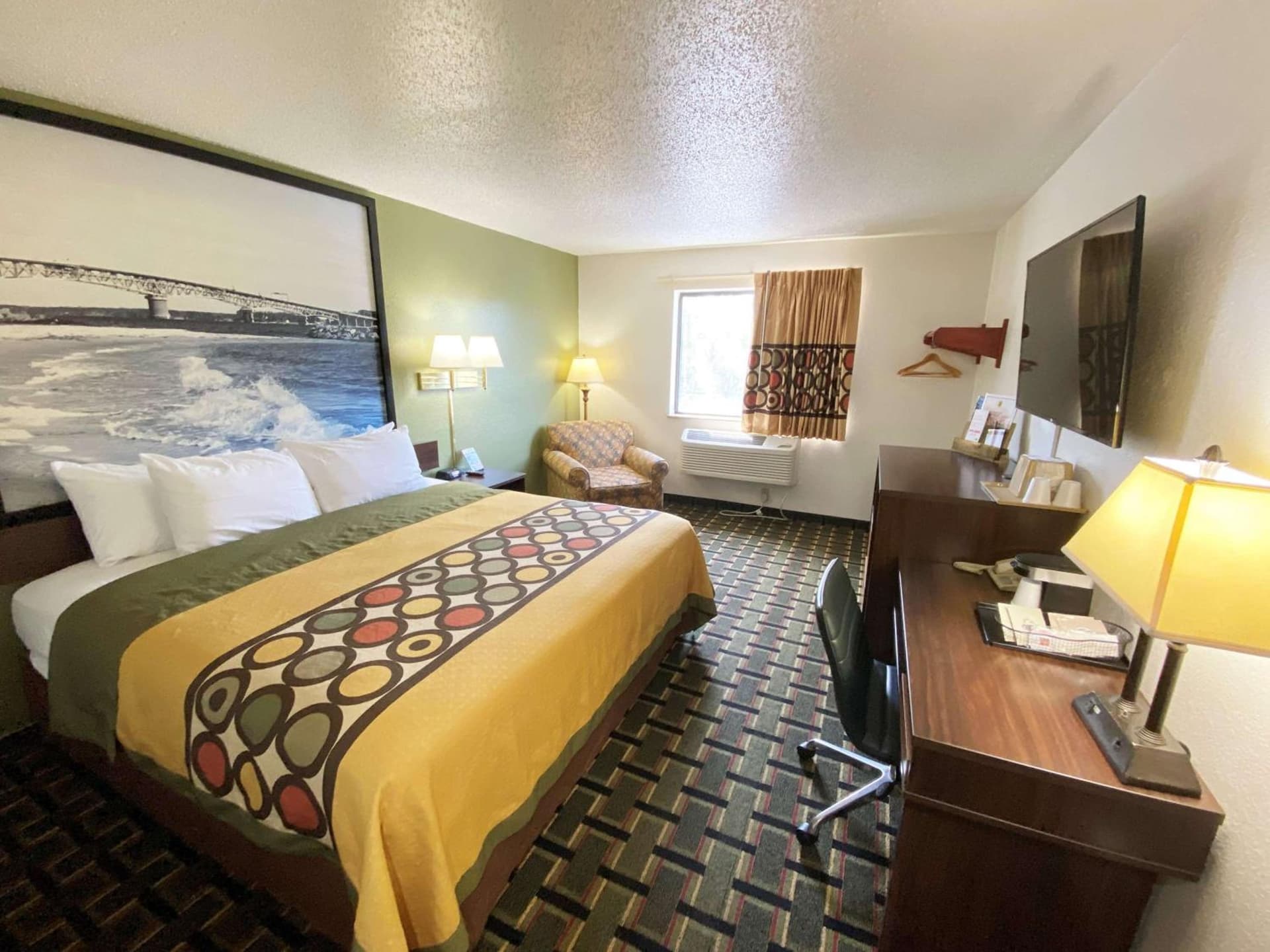 Super 8 by Wyndham Newport News/Jefferson Ave. gallery photo in Newport News, VA — image 11