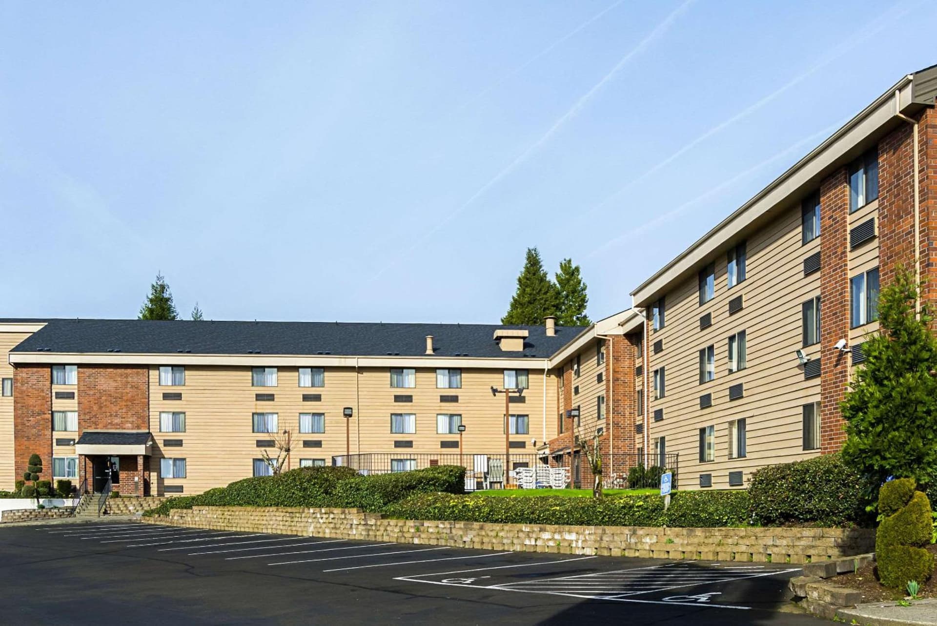 Quality Inn & Suites Clackamas - Portland featured exterior or lobby in Clackamas, OR — similar hotel