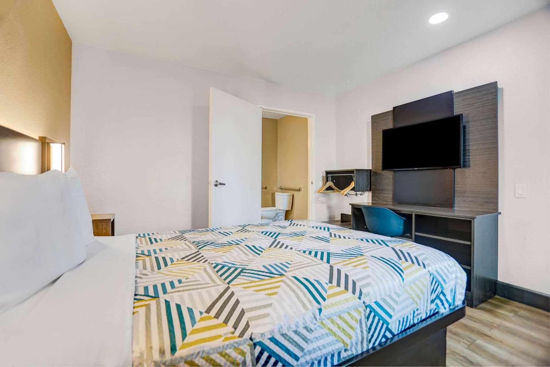 Motel 6-San Bernardino, CA - South gallery photo in San Bernardino, CA — image 16
