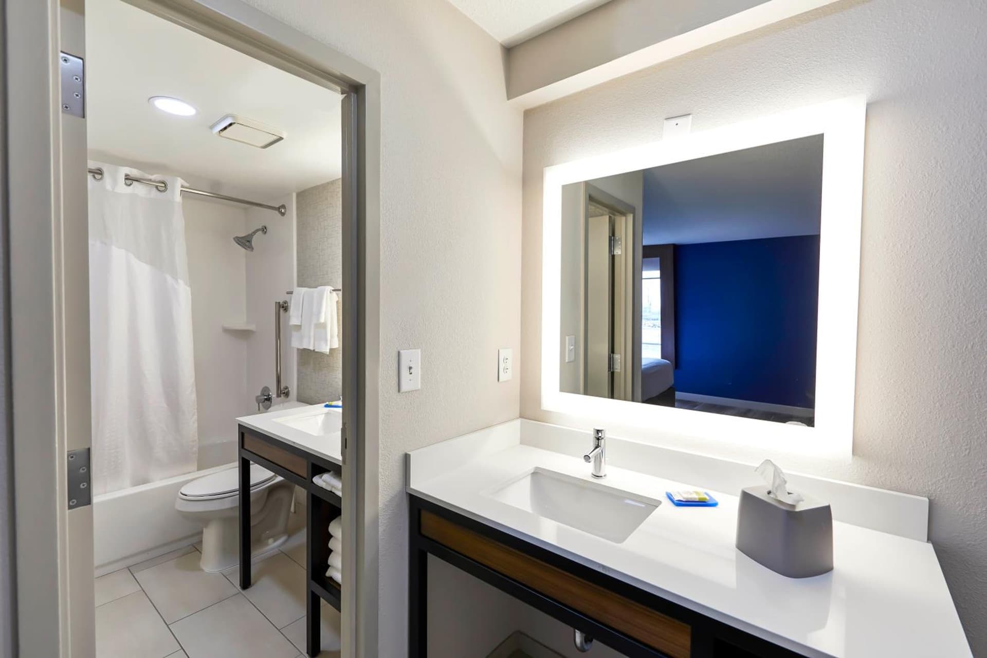 Holiday Inn Express Nashville-Downtown - Broadway by IHG gallery photo in Nashville, TN — image 12