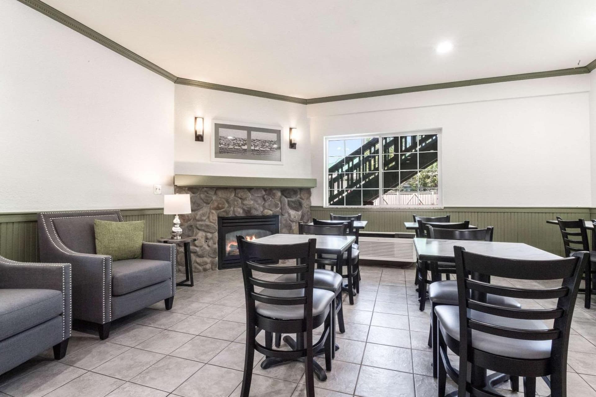 Quality Inn & Suites Bainbridge Island property views in Winslow, WA — gallery photo 3