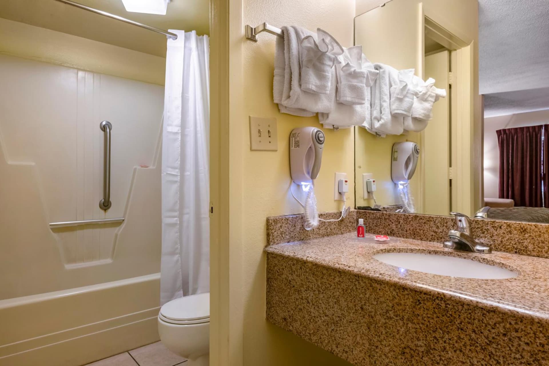 Econo Lodge Inn & Suites Maingate Central gallery photo in Kissimmee, FL — image 9