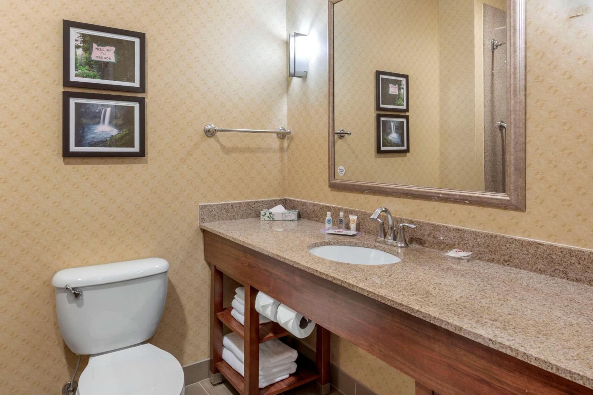 Comfort Suites Eugene University gallery photo in Eugene, OR — image 5