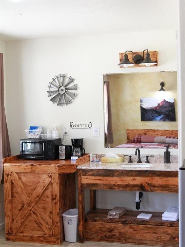 Hurricane Hideaway Lodging interior in Hurricane, UT — gallery photo 2