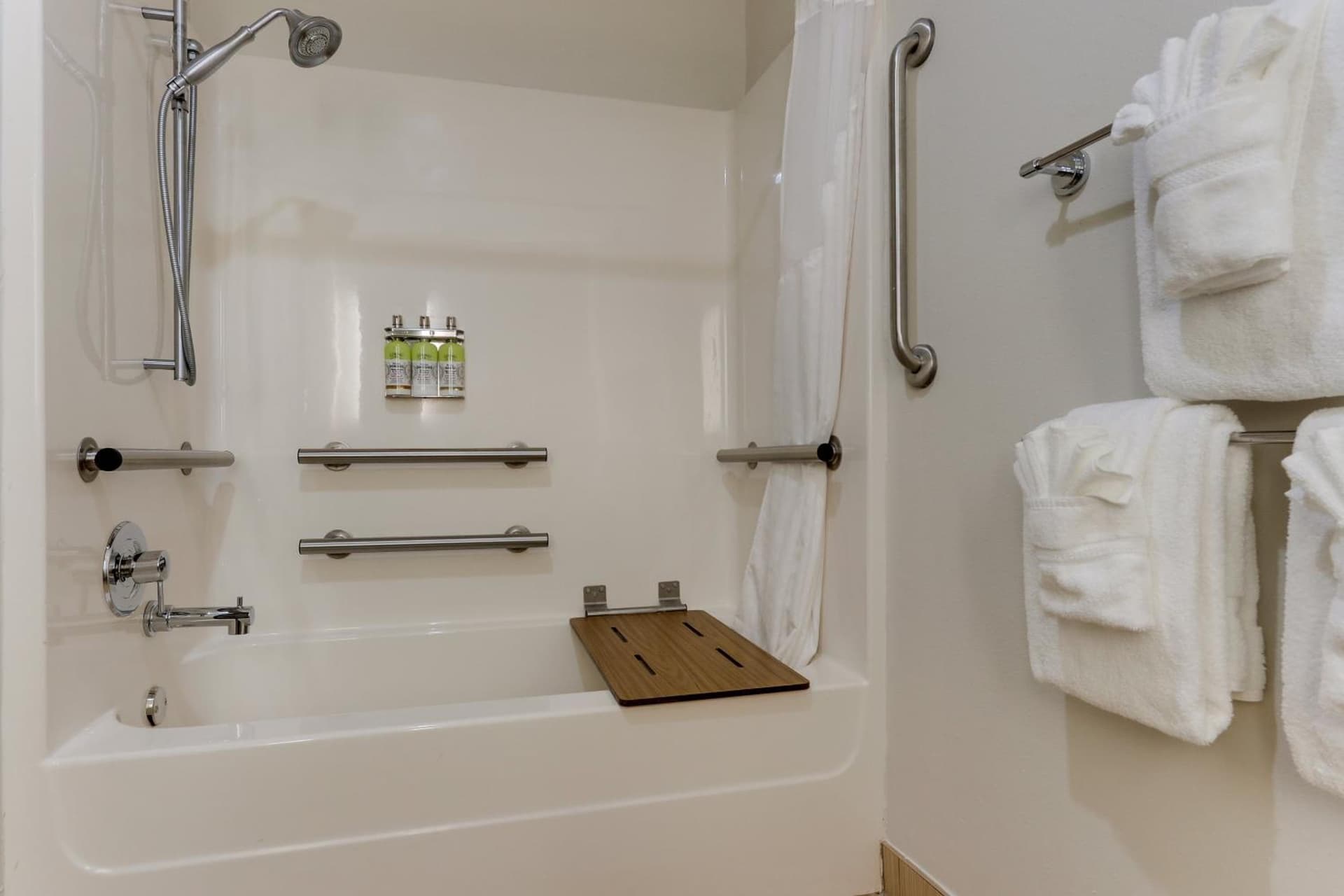 Holiday Inn Express Hotel & Suites Dayton-Centerville by IHG gallery photo in Centerville, OH — image 6