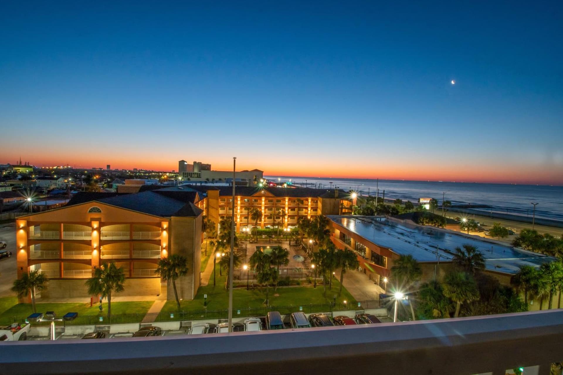Beachfront Palms Resort Galveston, an Ascend Collection Hotel gallery photo in Galveston, TX — image 85