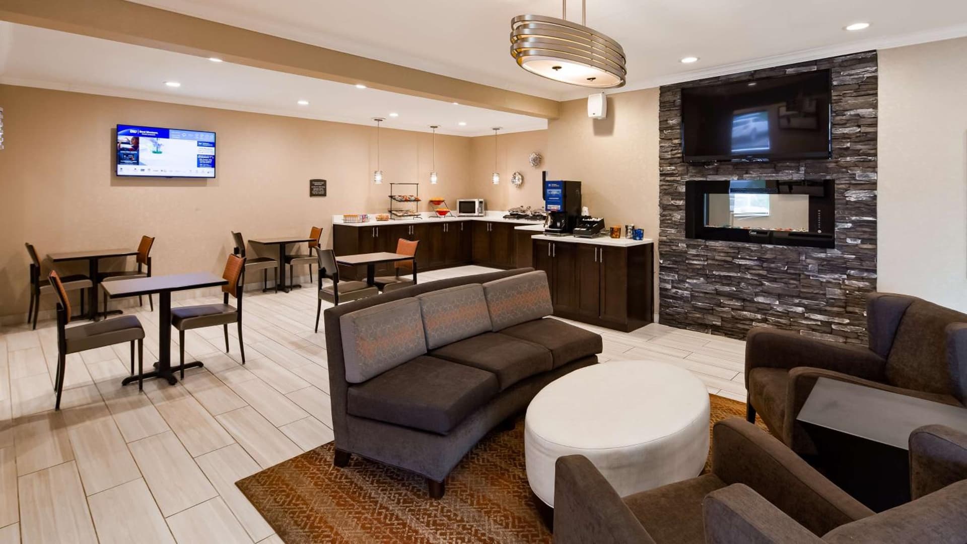 Best Western Muscatine - Pearl City Hotel interior in Muscatine, IA — gallery photo 2