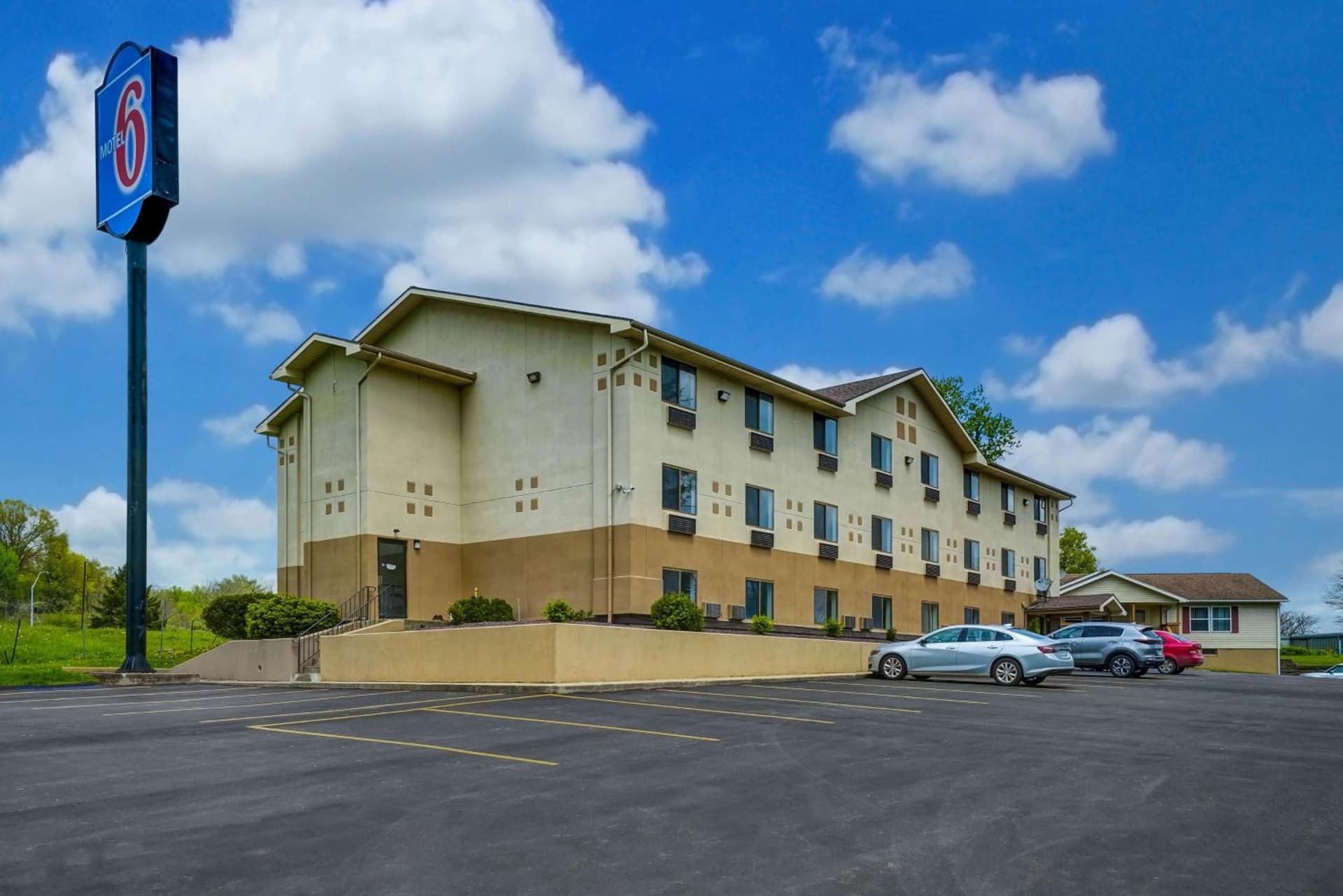Motel 6-Montoursville, PA - Williamsport featured exterior or lobby in Williamsport, PA — similar hotel