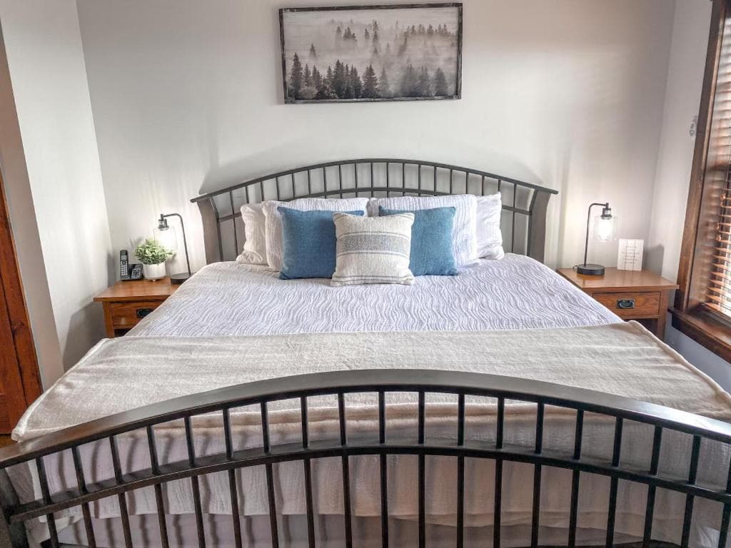Remodeled Ski In-Out - 305 Soaring Eagle - Luxury! interior in Dunmore — gallery photo 2