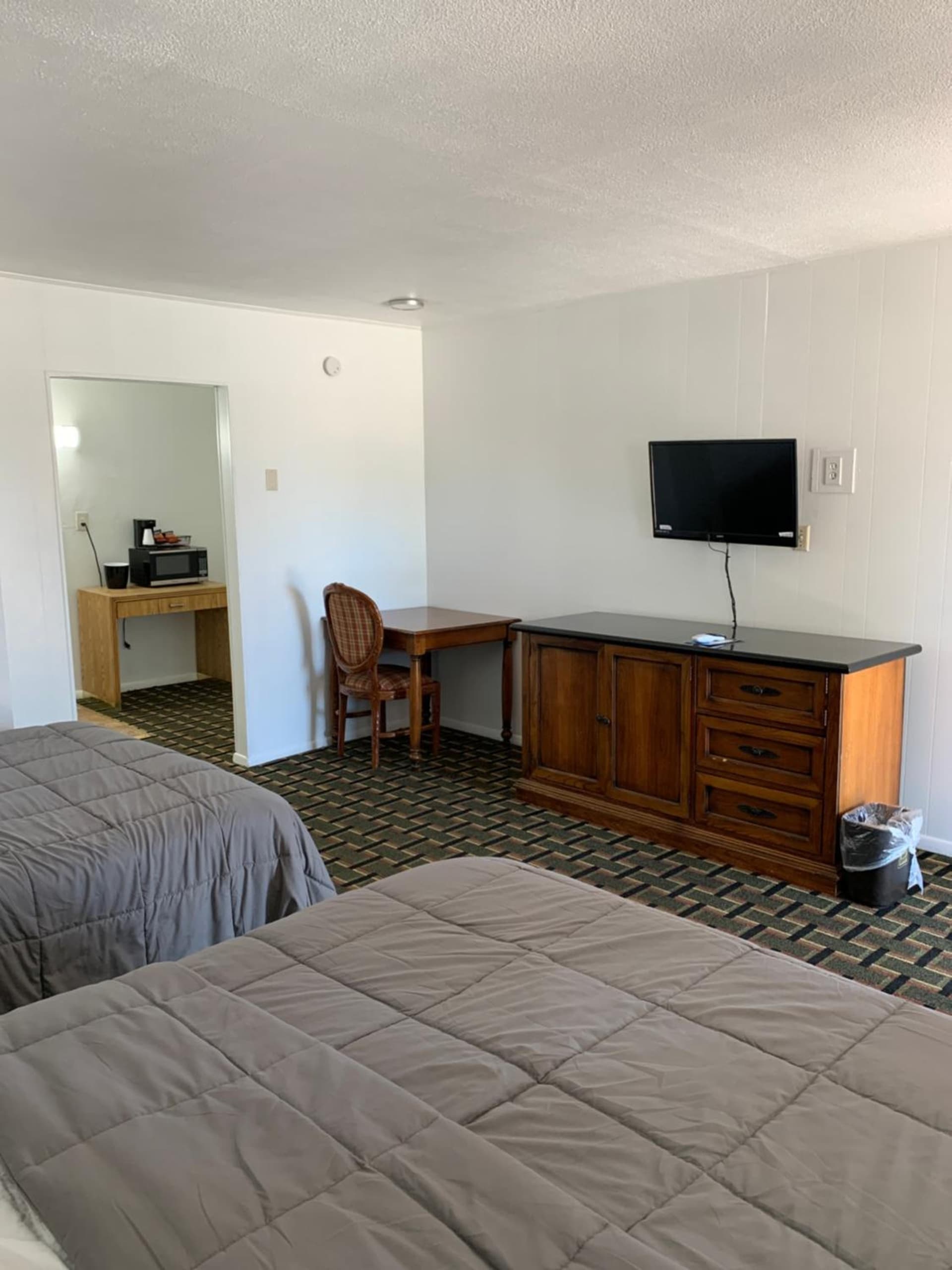 Raton’s Peak Inn interior in Raton, NM — gallery photo 2