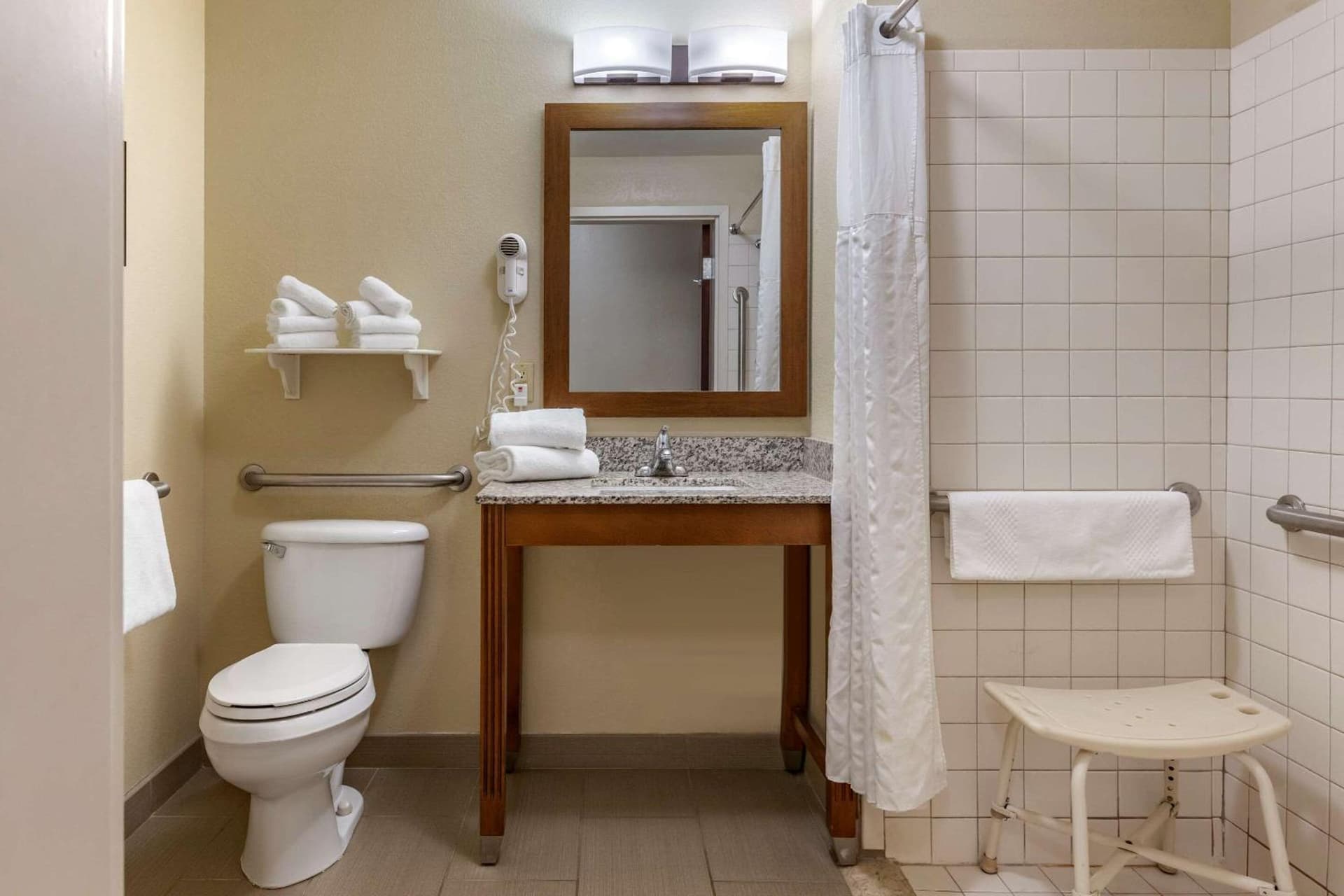 Comfort Inn Warren - Detroit North gallery photo in Warren, MI — image 11