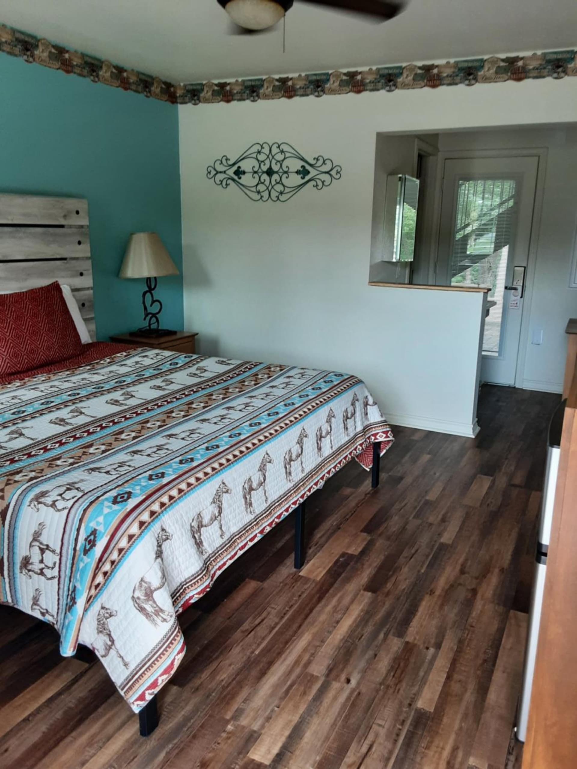 Horseshoe Riverside Lodge interior in Canyon Lake, TX — gallery photo 2