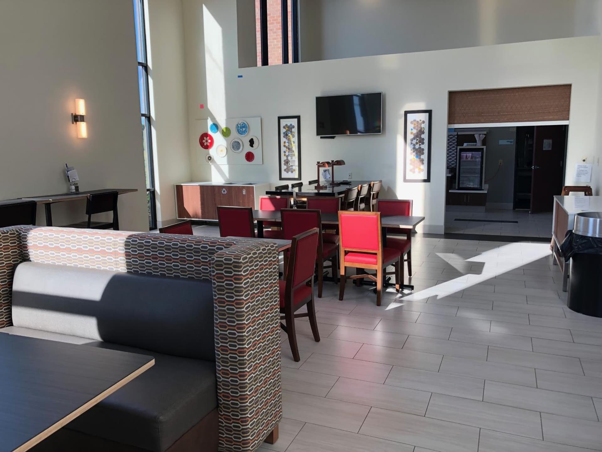 Holiday Inn Express Hotel & Suites Franklin by IHG interior in Franklin, KY — gallery photo 2