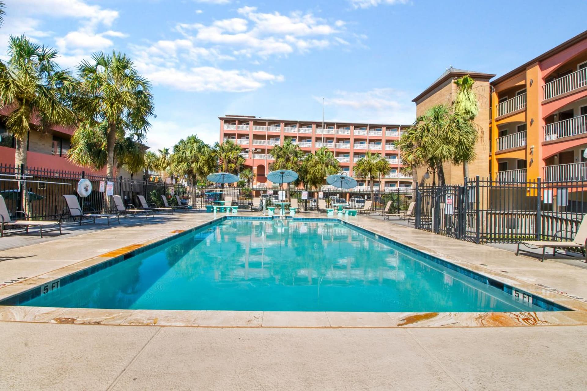 Beachfront Palms Resort Galveston, an Ascend Collection Hotel gallery photo in Galveston, TX — image 11
